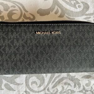 Michael Kors corner zip around wallet NWOT